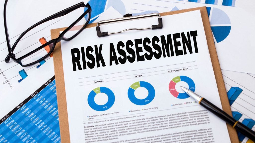 Evaluaciones y revisiones de riesgos