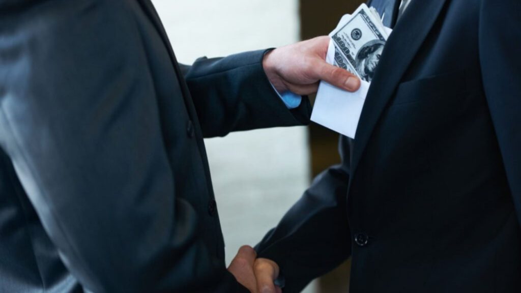 Revisiones periódicas de los delitos financieros
