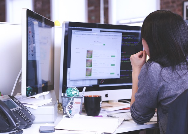 Una persona frente a una computadora, que representa el monitoreo de las transacciones