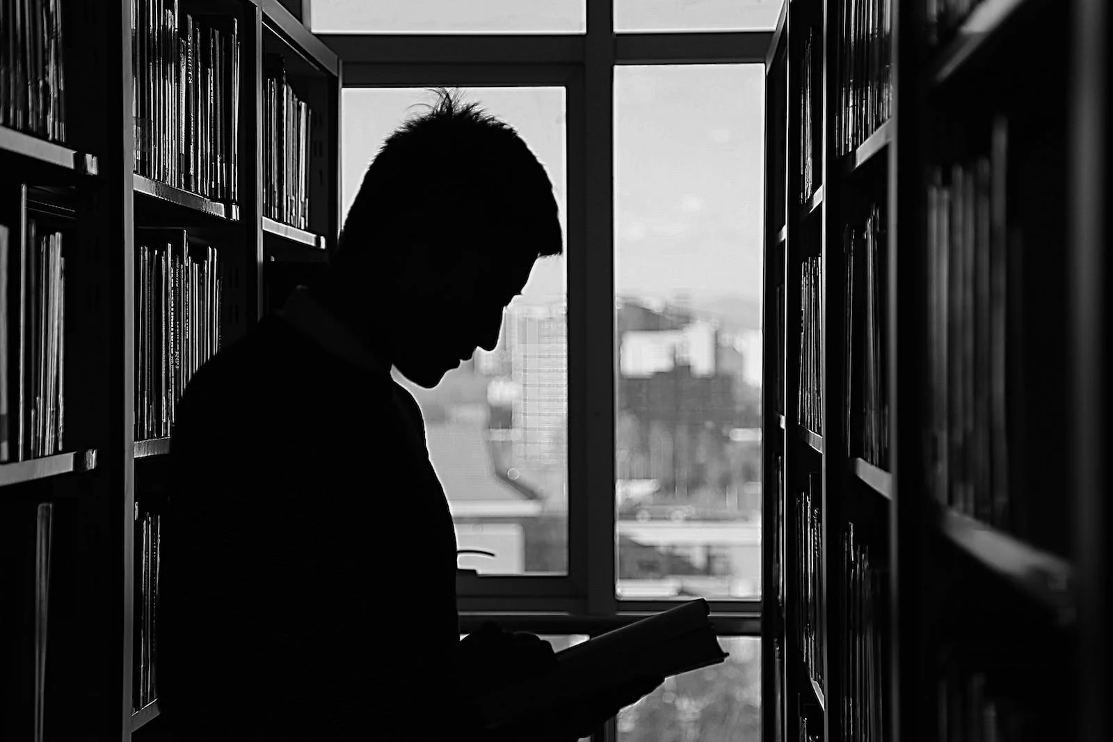 Una persona leyendo un libro sobre las mejores prácticas contra el lavado de dinero