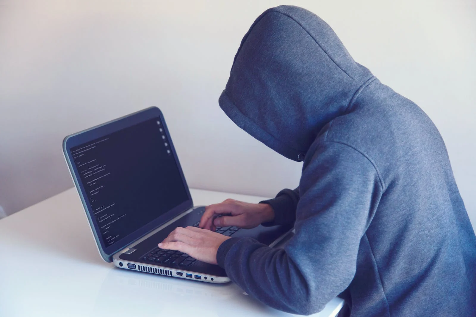 Una persona que usa una computadora portátil para detectar fraudes