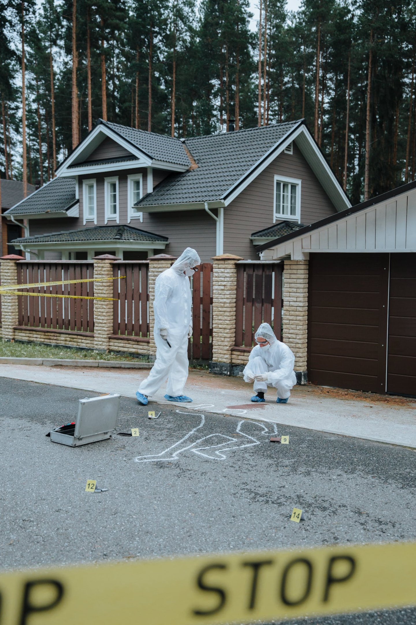 Un grupo de investigadores asegura la escena del crimen