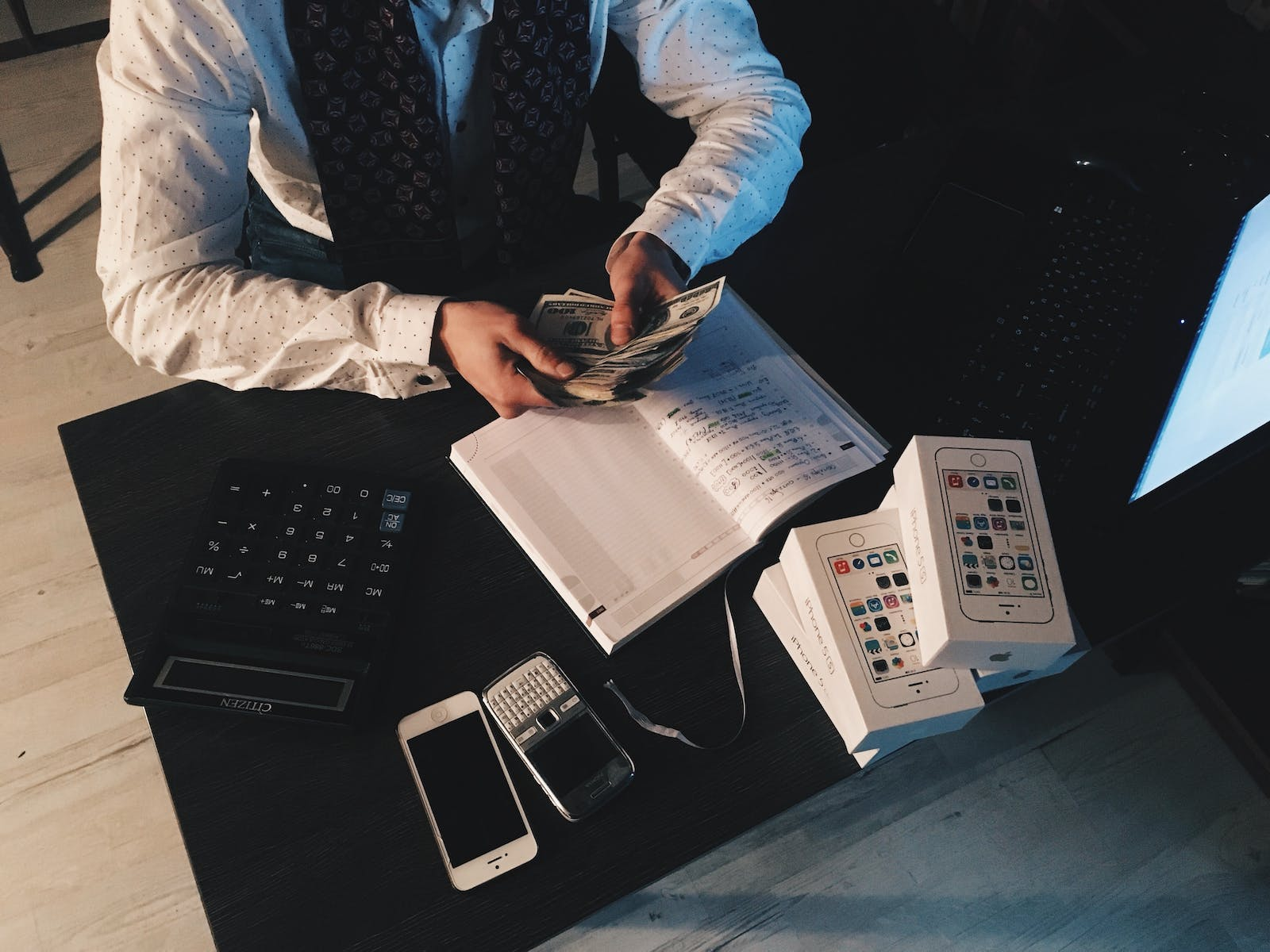 A man counting money, representing money laundering
