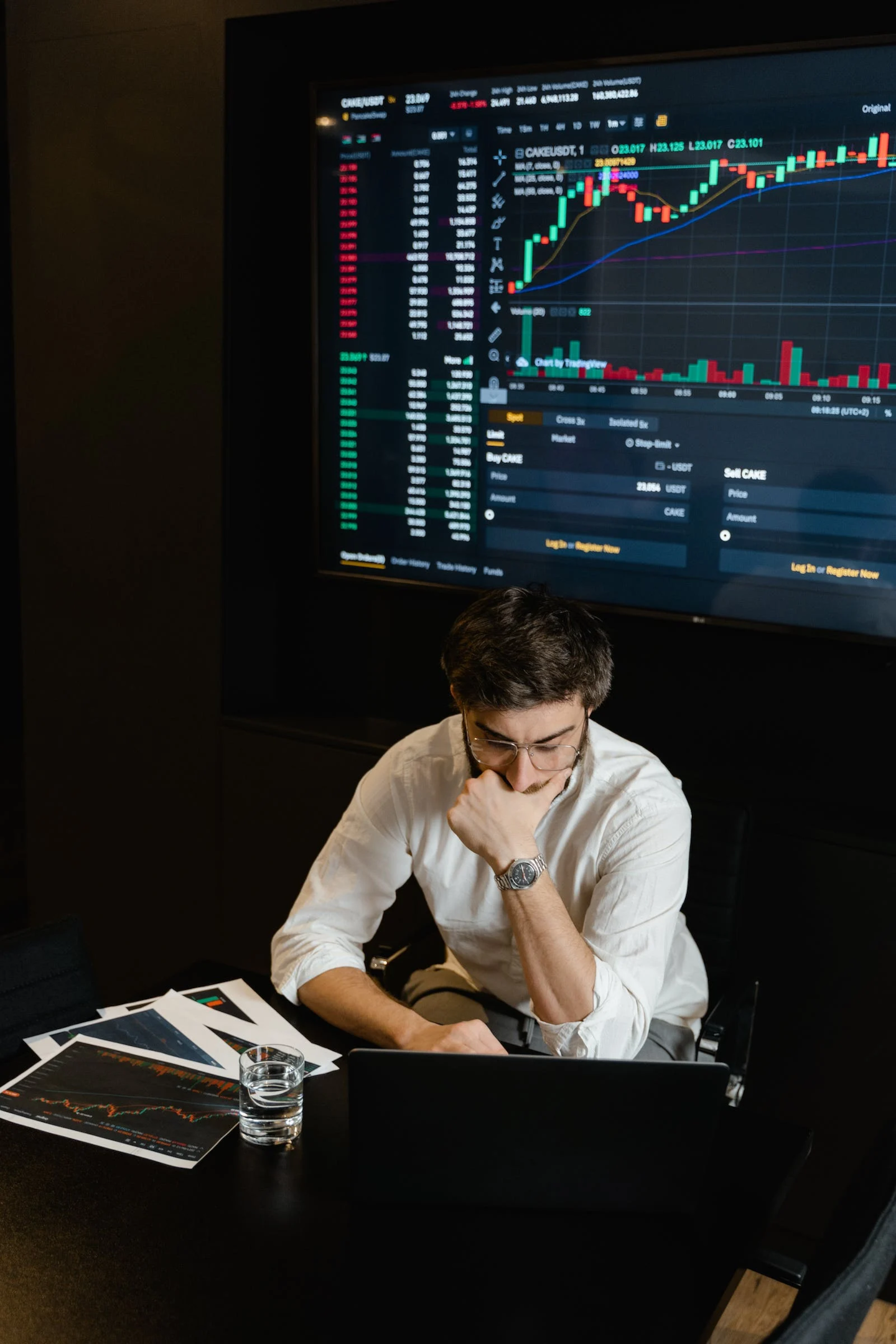 Una persona que mira la pantalla de una computadora con datos de diligencia debida del cliente y monitoreo de transacciones