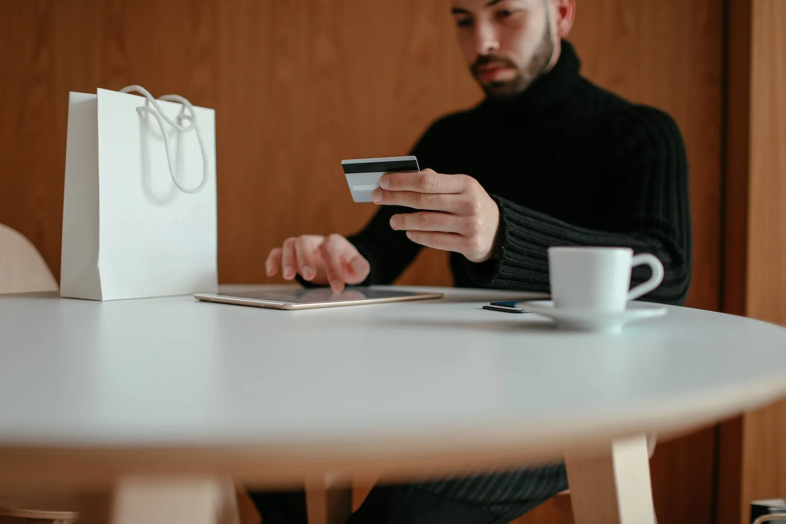 Una institución financiera que utiliza un programa de identificación de clientes para identificar a los clientes