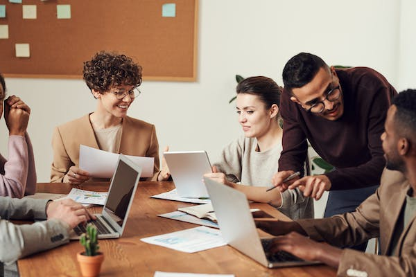 Empleados en una formación y discusión