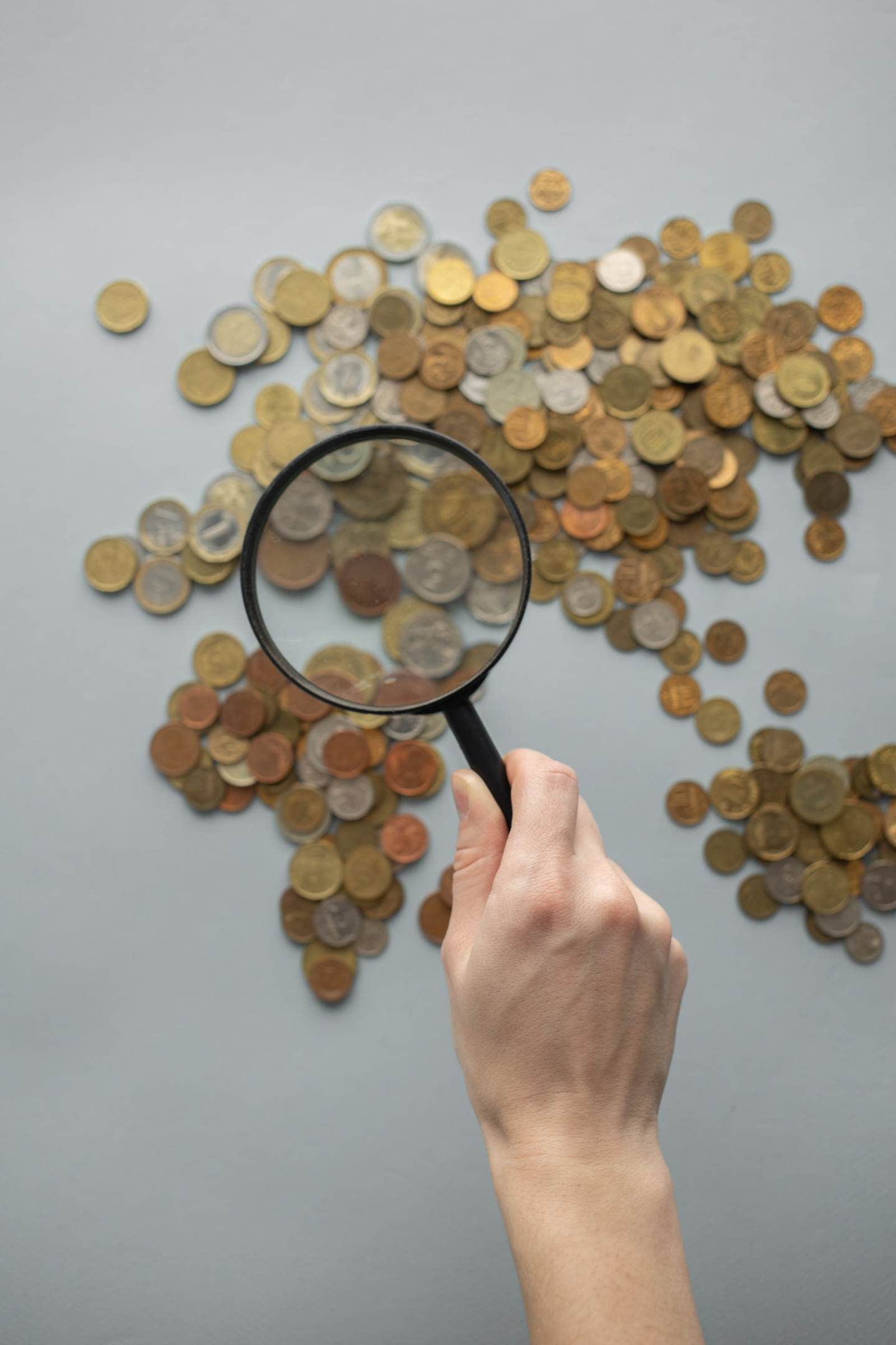 Una persona con lupa, que representa la investigación de delitos financieros