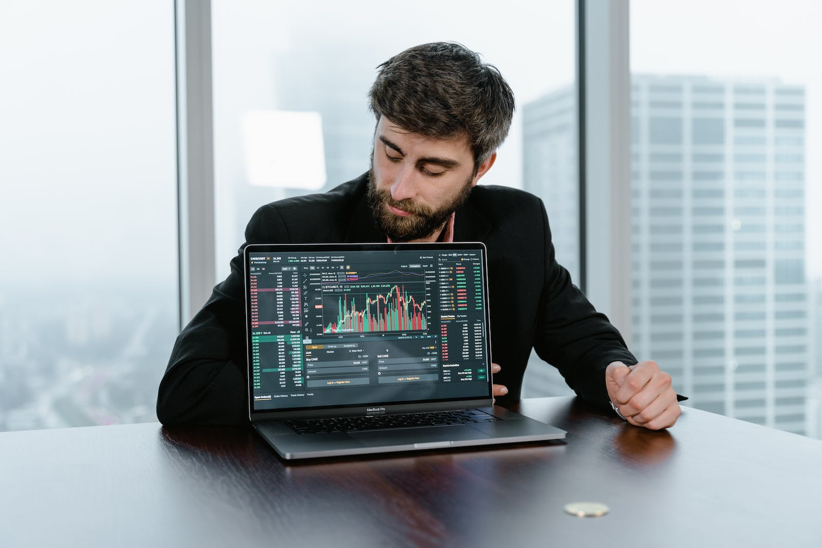 Una persona mirando una computadora portátil con un gráfico en la pantalla, que representa la importancia de la privacidad y la seguridad de los datos.