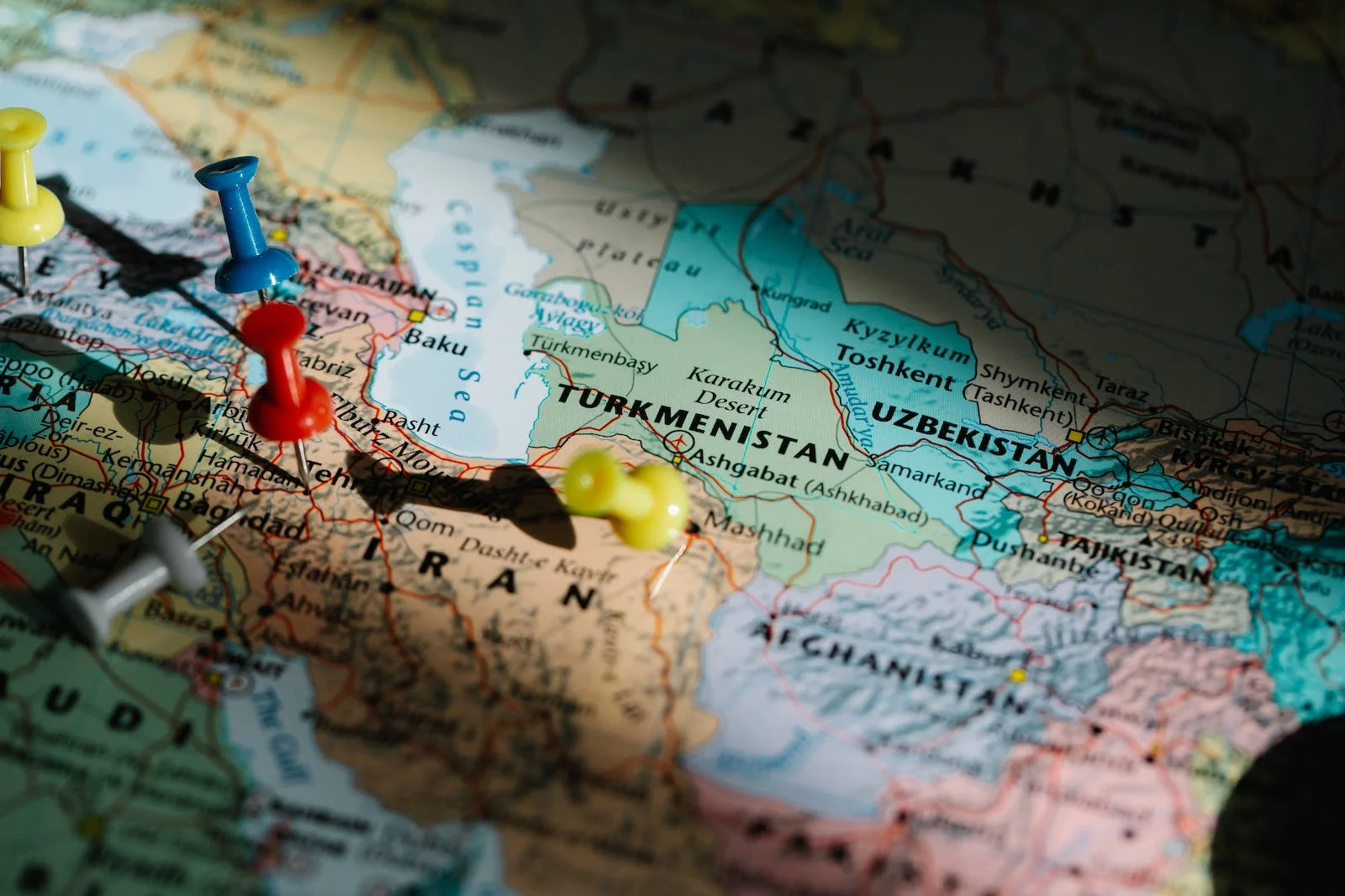 Un mapa de Corea del Norte e Irán con áreas resaltadas
